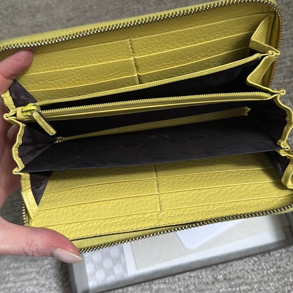 Gucci
Bamboo Accent Leather Continental Wallet - Picture 6 of 14